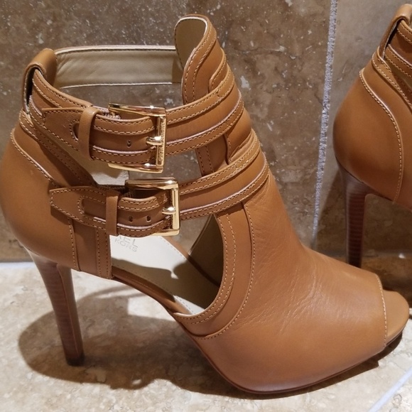Michael Kors booties - Picture 2 of 5